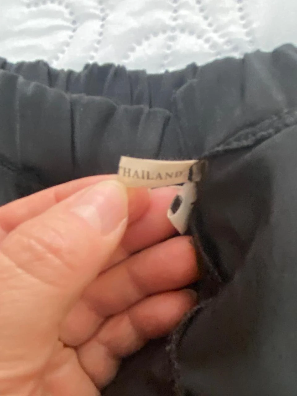 Minissaia preta de renda com babados escalonados, estilo romântico ou coquette – photo 16